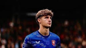 气氛真好，巴萨球迷给弗里克送上了60岁生日蛋糕